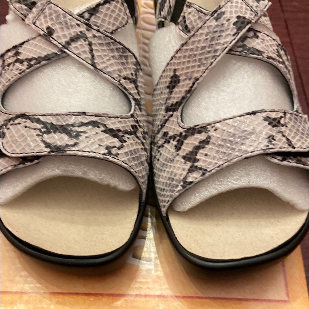 Barefoot Freedom Gray and Black Sandals - Picture 4 of 9